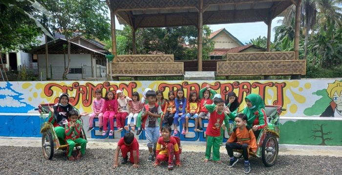 Sejumlah rombongan siswa TK berfoto di Taman dan Lesehan Raspati, Jalan RE Martadinata (Raya Kawali-Ciamis) Km 04 Dusun Desa, Desa Baregbeg, Kecamatan Baregbeg, Kabupaten Ciamis.*