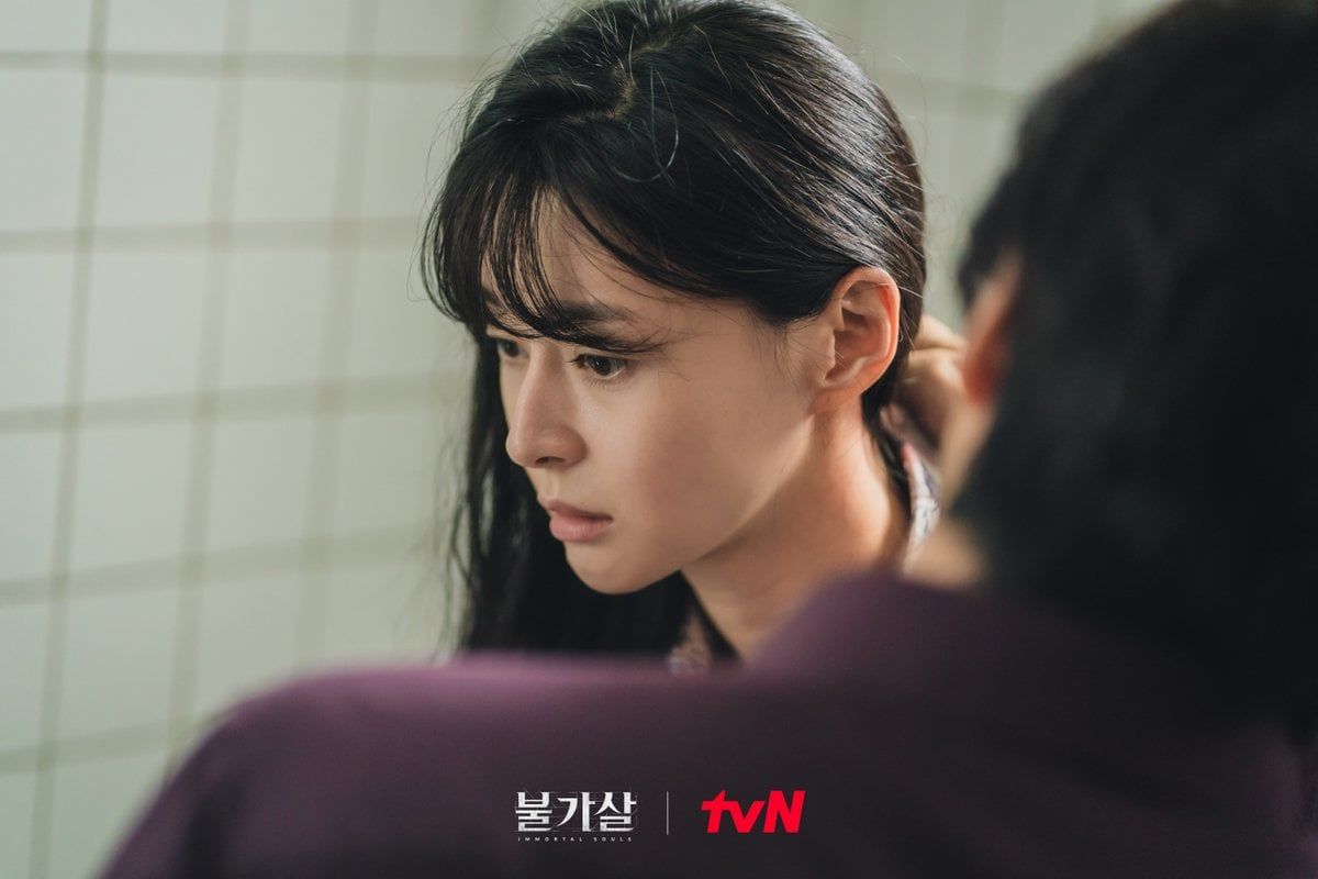 Adegan dalam Bulgasal Immortal Souls saat Lee Jin Wook merawat luka Kwon Nara