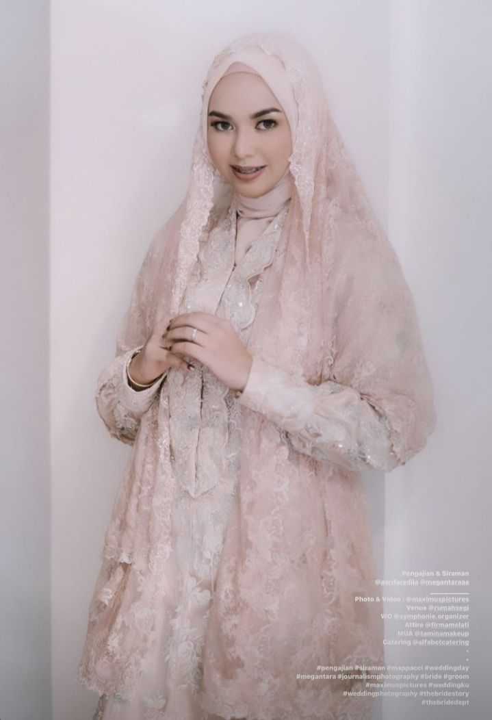 Asri Faradila Cantik dalam Balutan Serba Pink