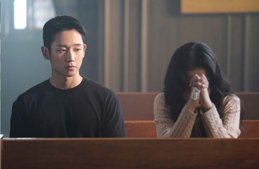 Jung Hae In duduk di sebelah Jisoo BLACKPINK yang sedang berdoa dengan putus asa dalam Snowdrop