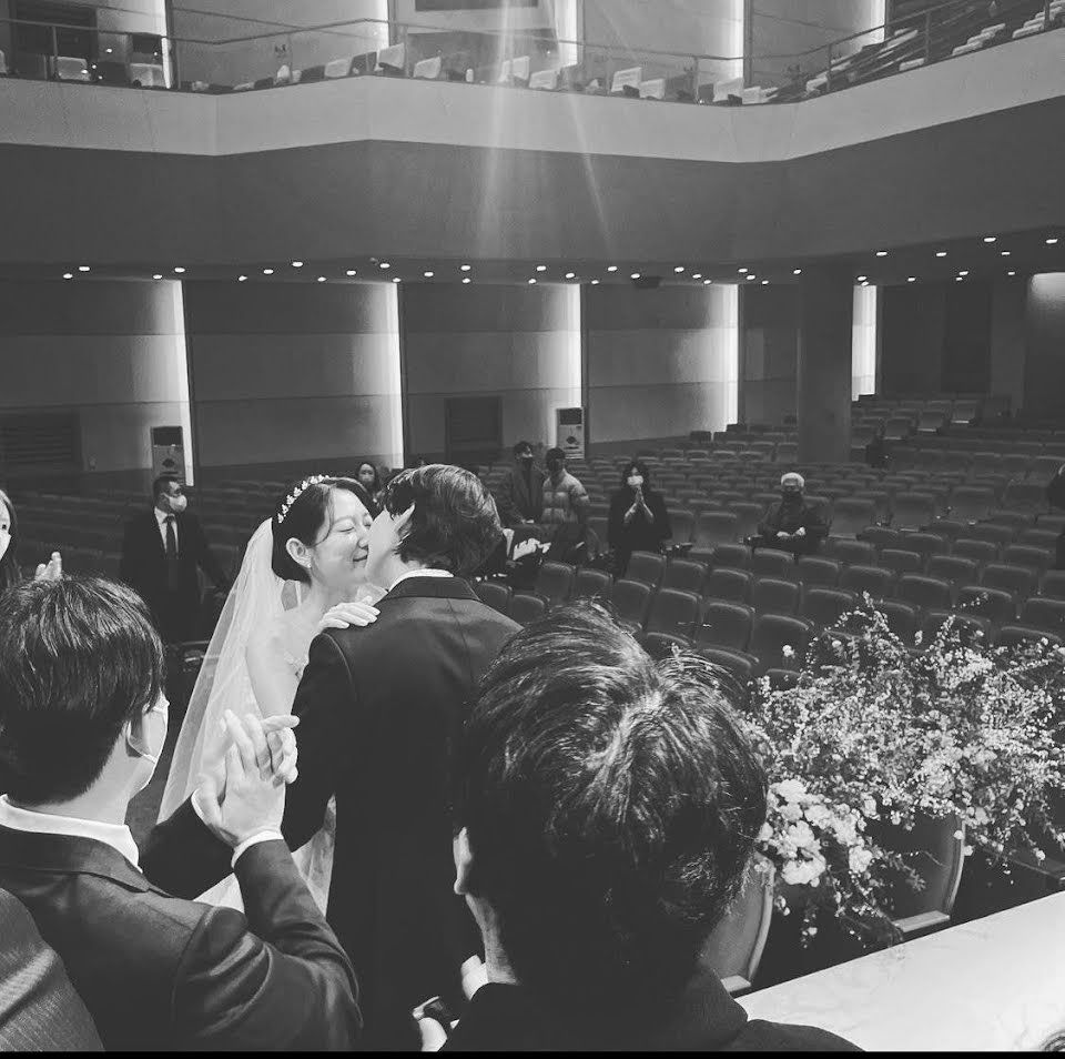 7 Foto Paling Romantis Dari Pernikahan Park Shin Hye dan Choi Tae Joon Selamat untuk pasangan!