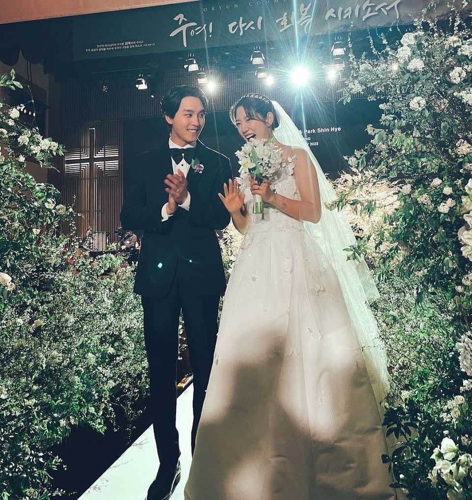 7 Foto Paling Romantis Dari Pernikahan Park Shin Hye dan Choi Tae Joon Selamat untuk pasangan!