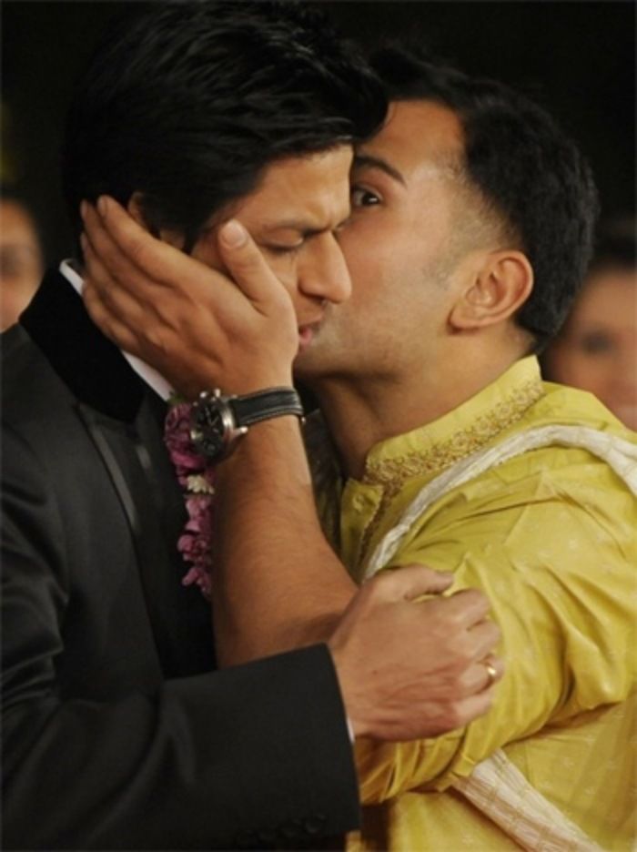 Shah Rukh Khan dicium Varun Dhawan 