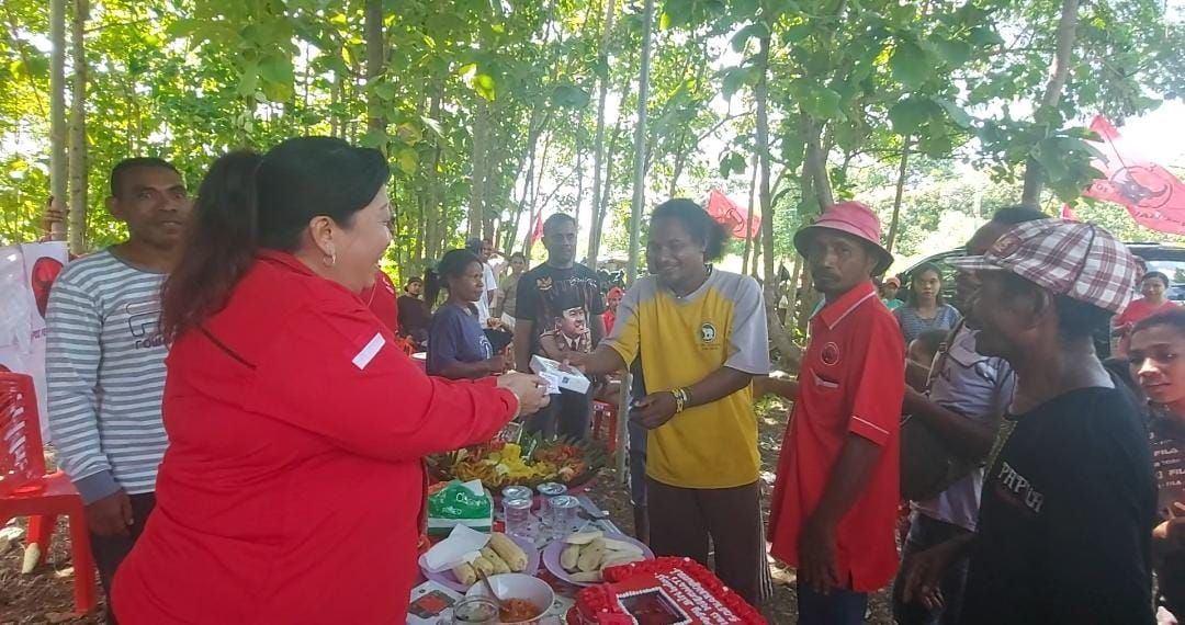 Warga menerima door prize usai kegiatan tanam pohon yang digelar DPC PDIP Kabupaten Alor