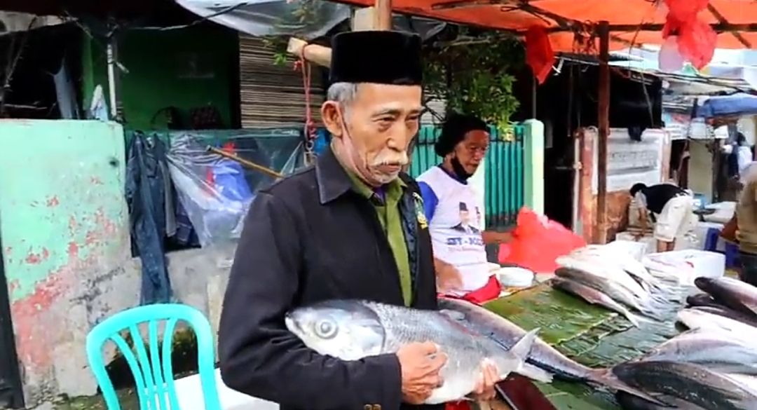 Ilustrasi membeli ikan