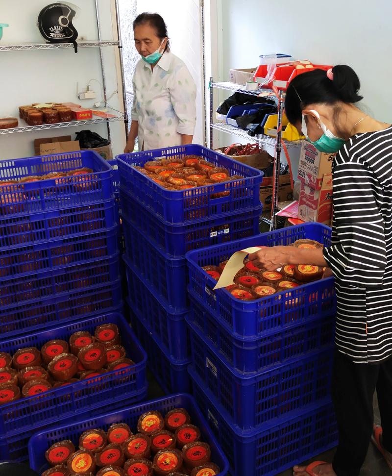 Penjual Kue Keranjang Khas Imlek sedang menata dagangannya untuk dikirim kepada konsumen, di Jl. Sukawarni, Kota Tasikmalaya, Senin 24 Januari 2022/ Dindin Hidayat/DeskJabar.com