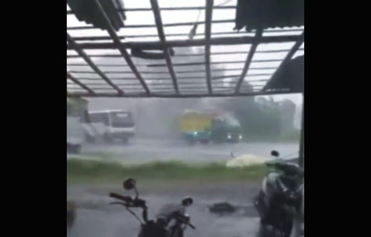 Kawasan perkotaan Purbalingga porak-poranda setelah dilanda angin puting beliung dan hujan deras, Selasa 25 Januari 2022.