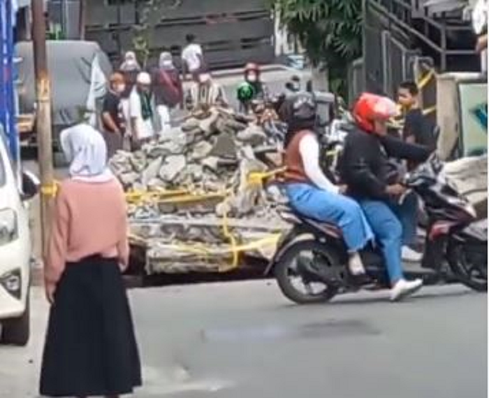 Jalan amblas di Jl. Pelesiran, Tamansari, Kota Bandung yang menghubungkan Tamansari ke Cihampelas.