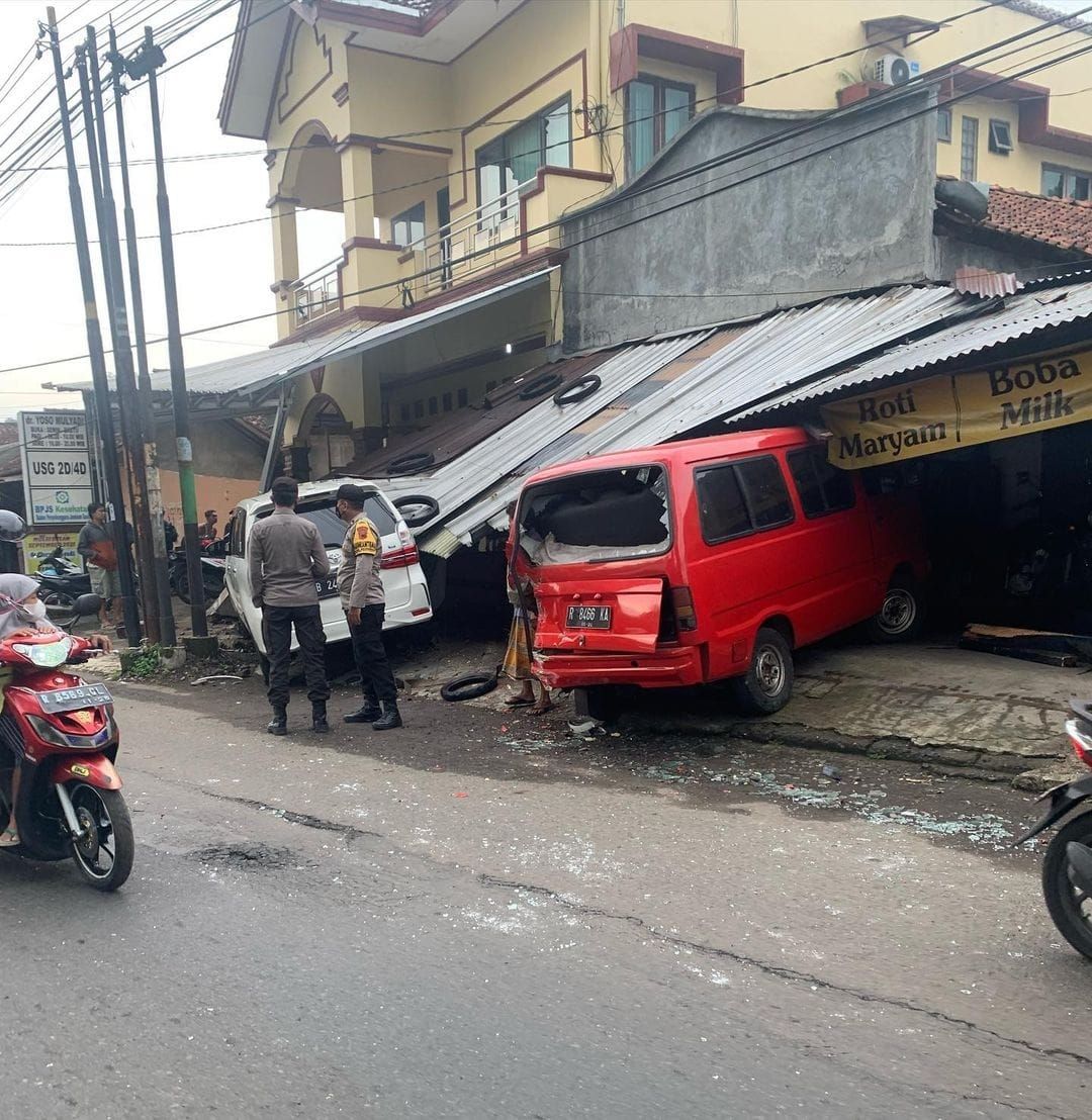 Kondisi kedua mobil usai kecelakaan lalu lintas di Bojongsari Purbalingga, Rabu 26 Januari 2022.