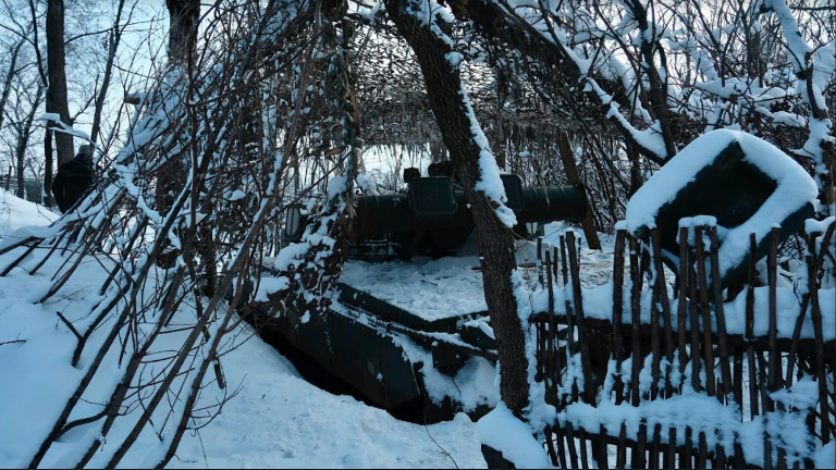 Salah satu tank yang siap siaga bersembunyi dibalik pepohonan dan sedikit tertutupi salju.