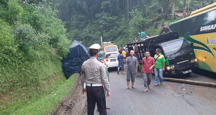 Penanganan truk yang amblas di Salawu, Kabupaten Tasikmalaya. Kamis 27 Januari 2022 sore