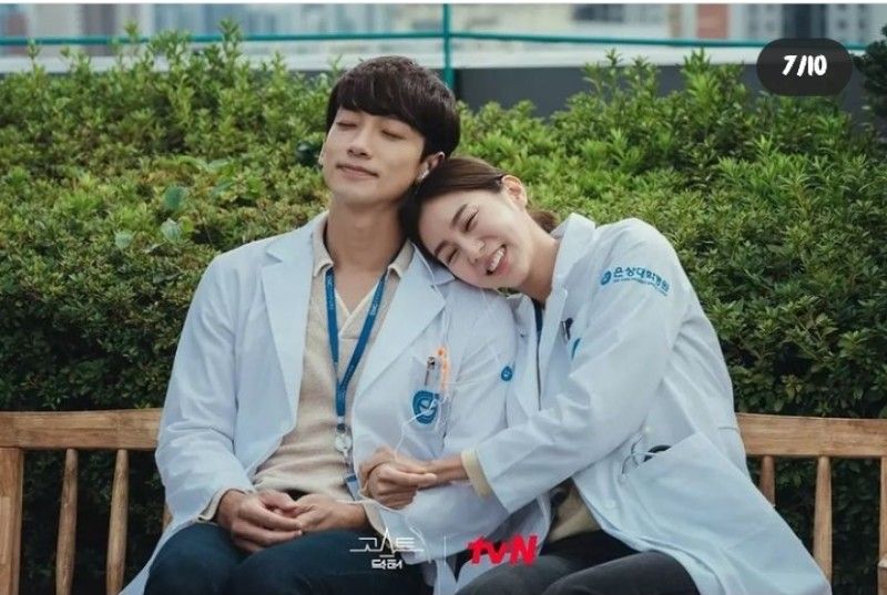 Kisah cinta Cha Young Min dan Jang Se Jin di drama korea Ghost Doctor semakin menarik