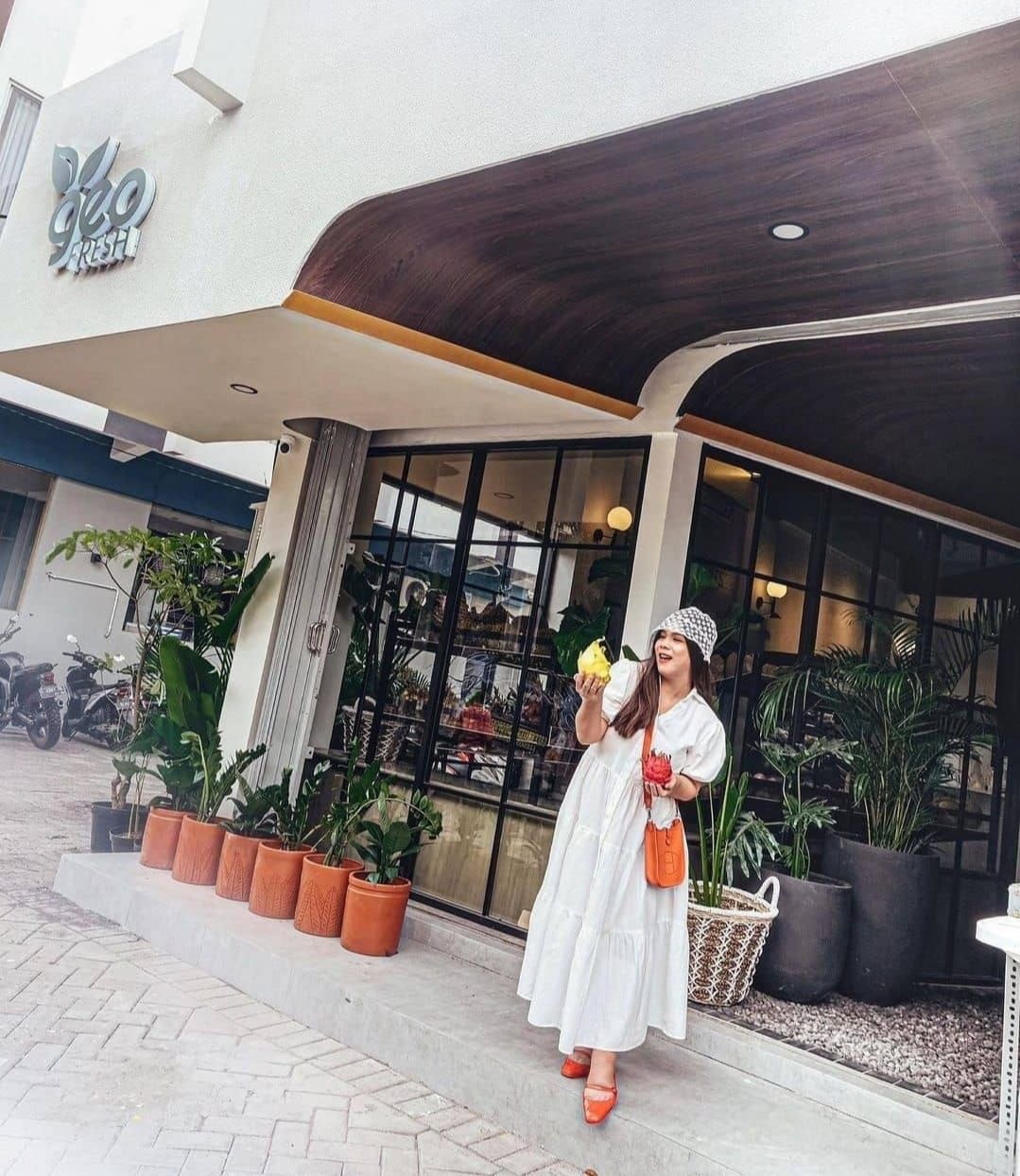 Selebgram Amanda Kohar penasaran dengan toko buah langka di Surabaya ini