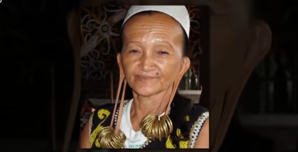 Telingaan Aruu atau tradisi memancangkan telinga pada wanita Suku Dayak Kalimantan.
