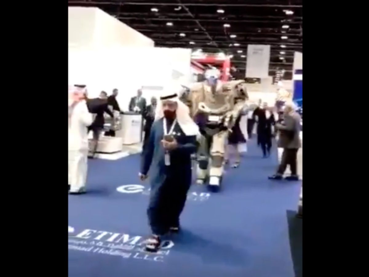 Foto yang diklaim menunjukkan Raja Bahrain dikawal robot.