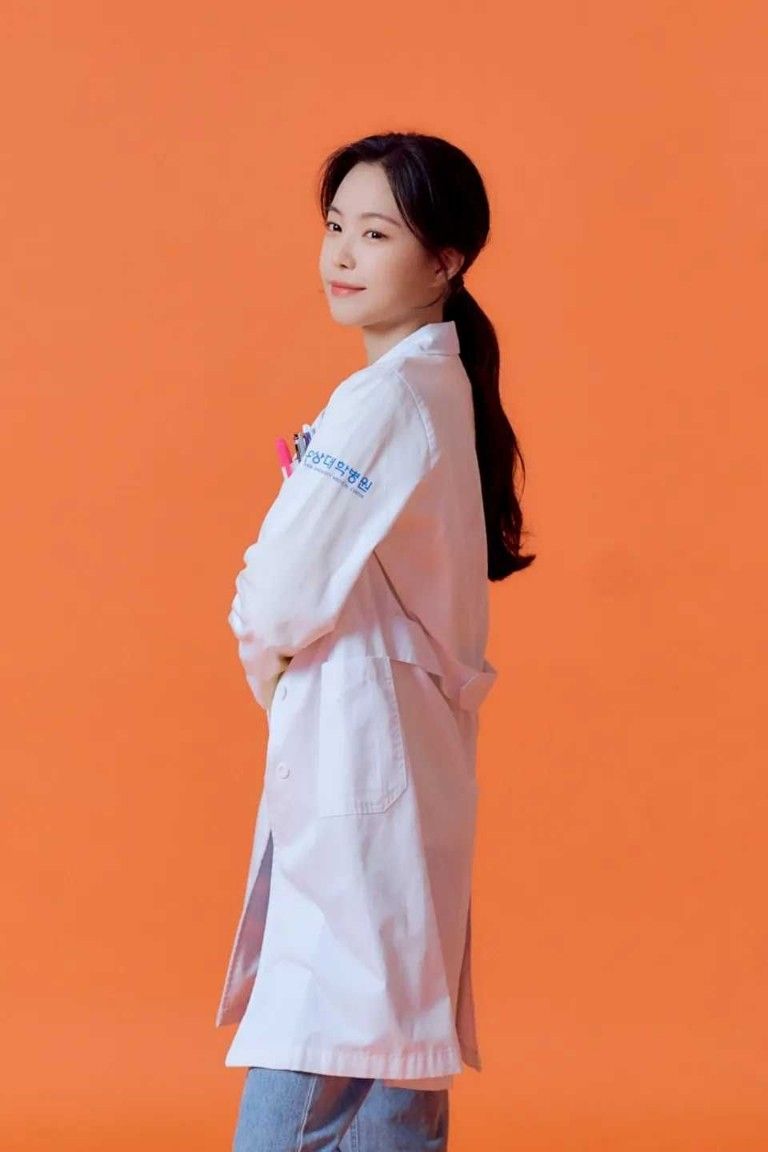 Son Naeun sebagai Oh Soo Jung sebagai dokter magang di divisi unit gawat darurat