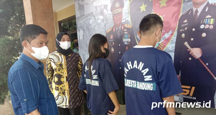 Dua tersangka kasus perdagangan manusia saat ekspose di Polresta Bandung, Jumat 28 Januari 2022
