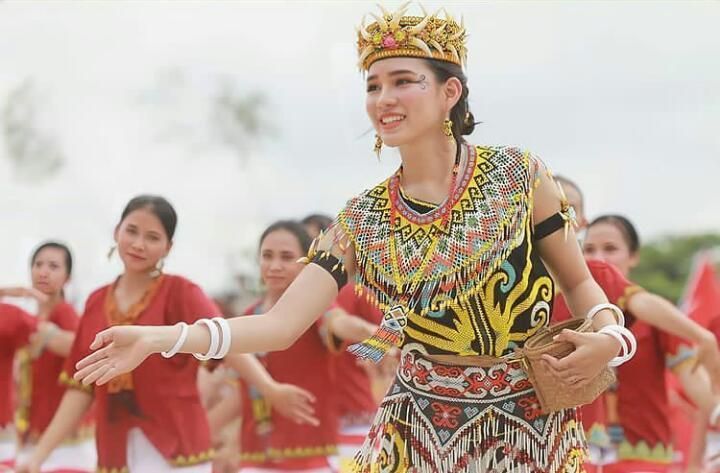 ilustrasi suku Dayak Punan sedang menari.. /Instagram.com/@dayak_sega_official  