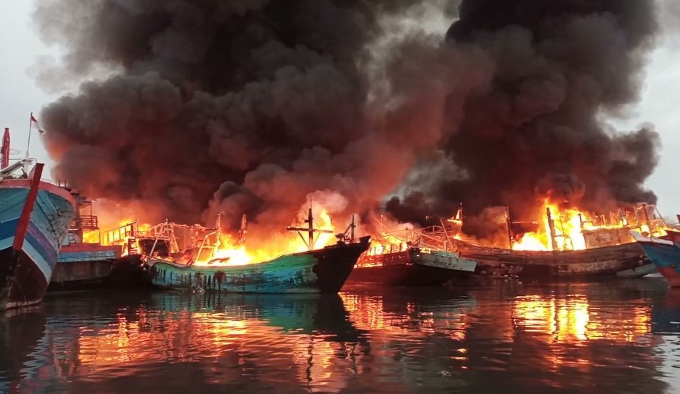 Beredar Video Kebakaran Kapal di Tegal, Si Jago Merah Melalap di Waktu Subuh