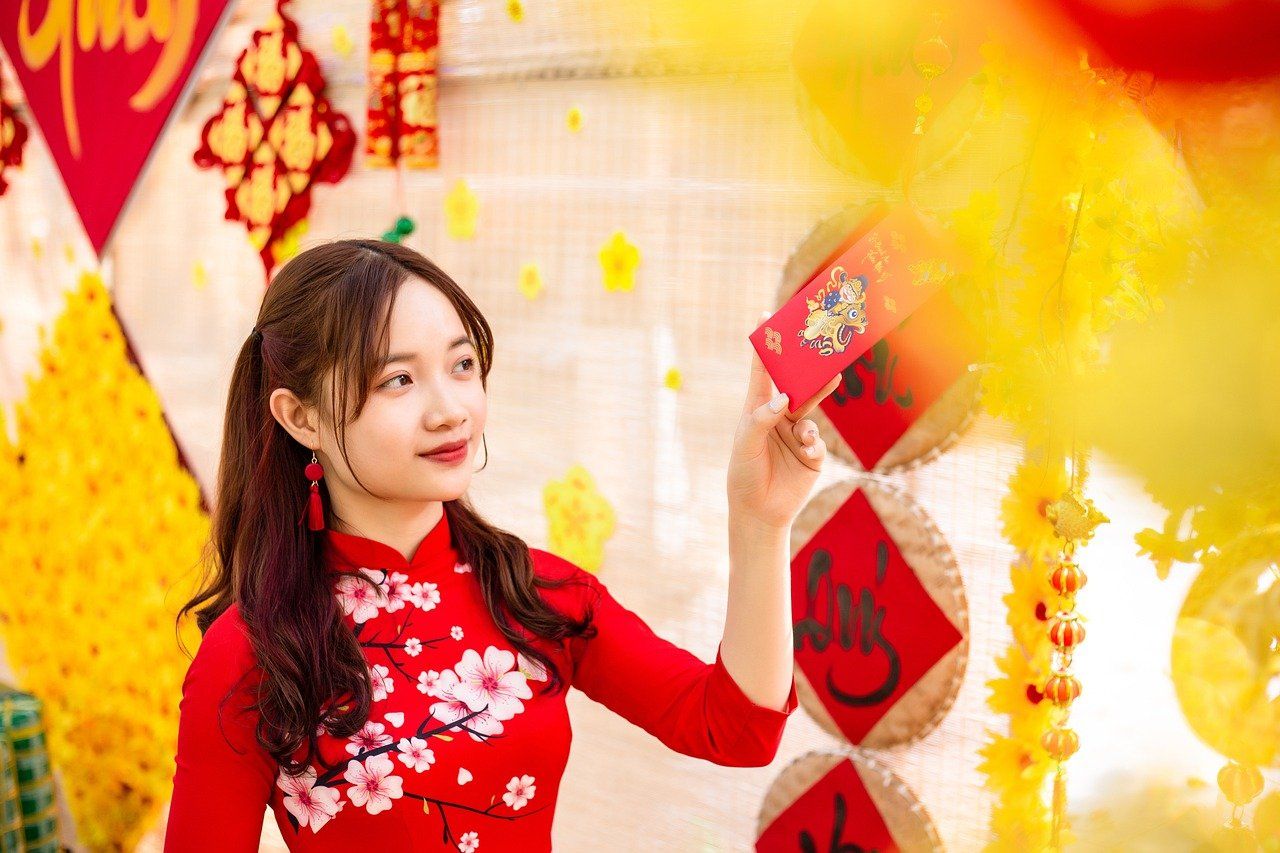 lirik lagu dan arti dalam Bahasa Indonesia, lagu Gong Xi Gong Xi, lagu yang wajib diputar saat perayaan Tahun Baru Imlek.