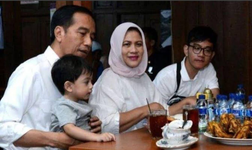 Presiden Jokowi bersama keluarganya saat menikmati Ayam Goreng sambal blondho, kuliner khas Kabupaten Sukoharjo di rumah makan Mbah Karto Tembel