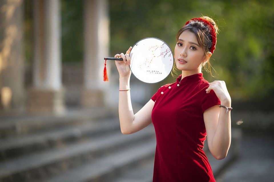 Tampil Cantik Saat Imlek dengan Cheongsam, Warisan Fashion Khas Tiongkok yang Merah Menggoda