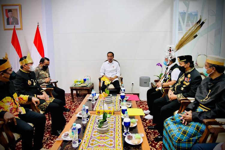 Presiden Jokowi bertemu dengan sejumlah tokoh adat dari Kalimantan Timur