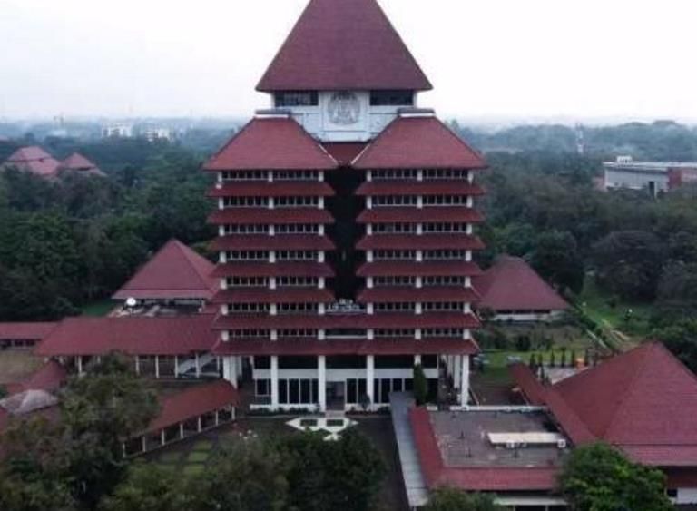 Universitas Indonesia memulai kegiatannya secara resmi. 