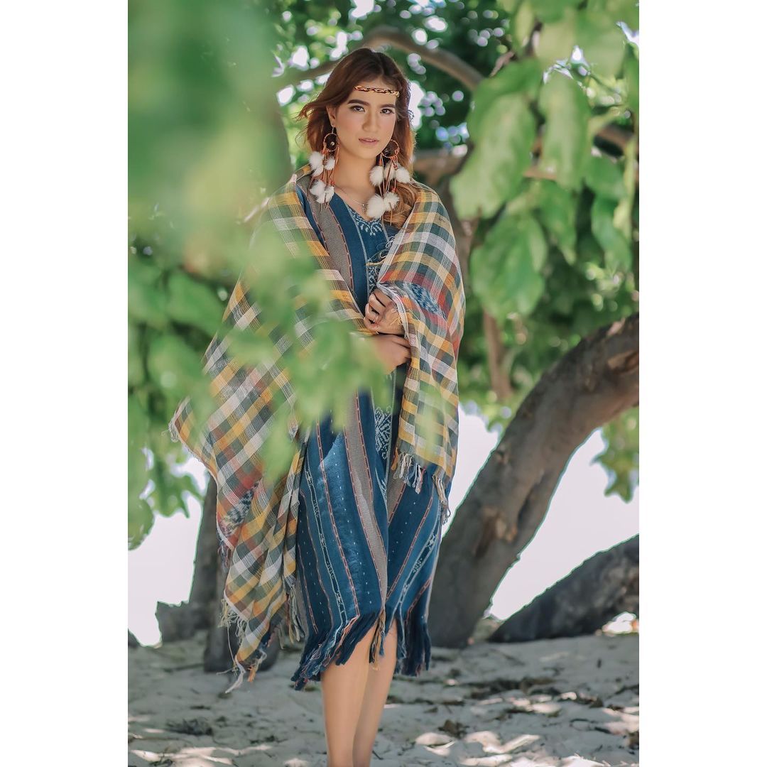 Pose Shella Bernadetha, bidadari voli BJB Tandamata di Proliga 2022 yang semakin cantik mengenakan kain songket Flores.