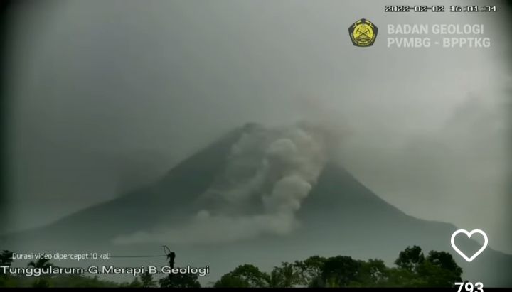 Tangkapan layar video luncuran awan panas Merapi 