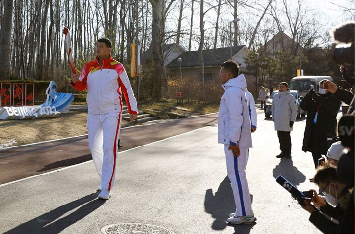Duta Besar Promosi Olahraga Es dan Salju Yao Ming membawa obor Olimpiade di Taman Hutan Olimpiade, Beijing, China