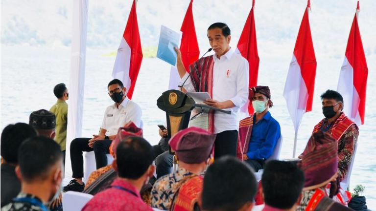 Presiden Joko Widodo menyerahkan Surat Keputusan (SK) Hutan Sosial dan SK Tanah Objek Reforma Agraria (TORA) kepada masyarakat di Kabupaten Humbang Hasundutan, Provinsi Sumatera Utara, pada Kamis, 3 Februari 2022.