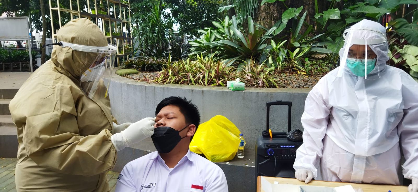 Rapid test antigen acak di SMAN 5 Bandung, Kamis 3 Februari 2022