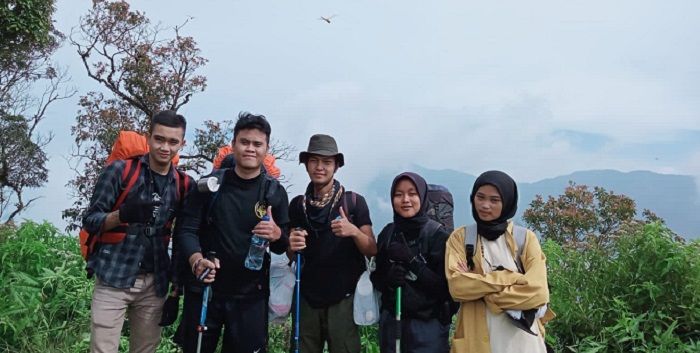 Komunitas Pendaki Pangandaran saat mendaki Gunung Bongkok di Dusun Palasari, Desa Sukahurip, Kecamatan Cihaurbeuti, Kabupaten Ciamis, Selasa 1 Februari 2022.*