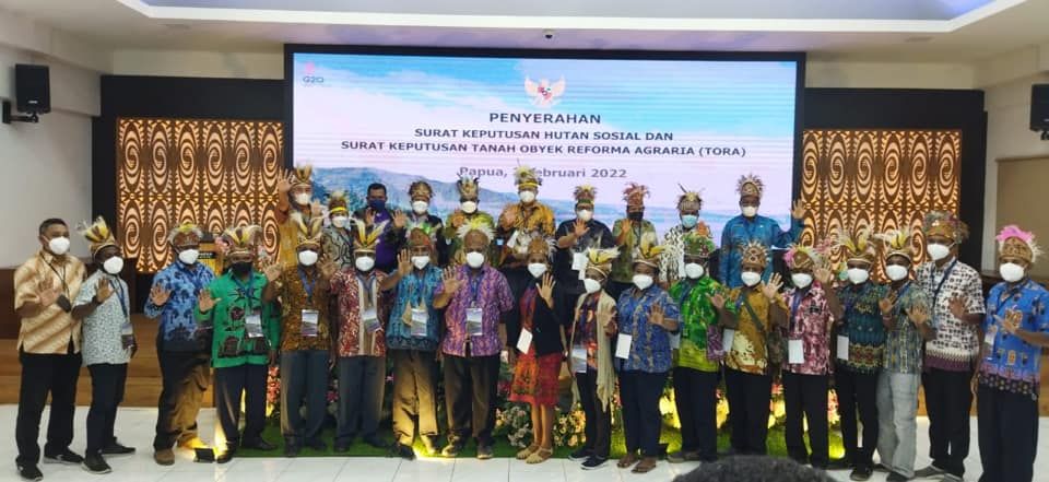 Batik dan Motif Papua Bersama Semua Staf Dinas Kehutanan Provinsi Papua, saat mengikuti secara virtual Presiden Jokowi selaku Kepala Negara  menyerahkan Surat Keputusan (SK) Hutan Sosial dan SK Tanah Objek Reforma Agraria (TORA) kepada masyarakat.