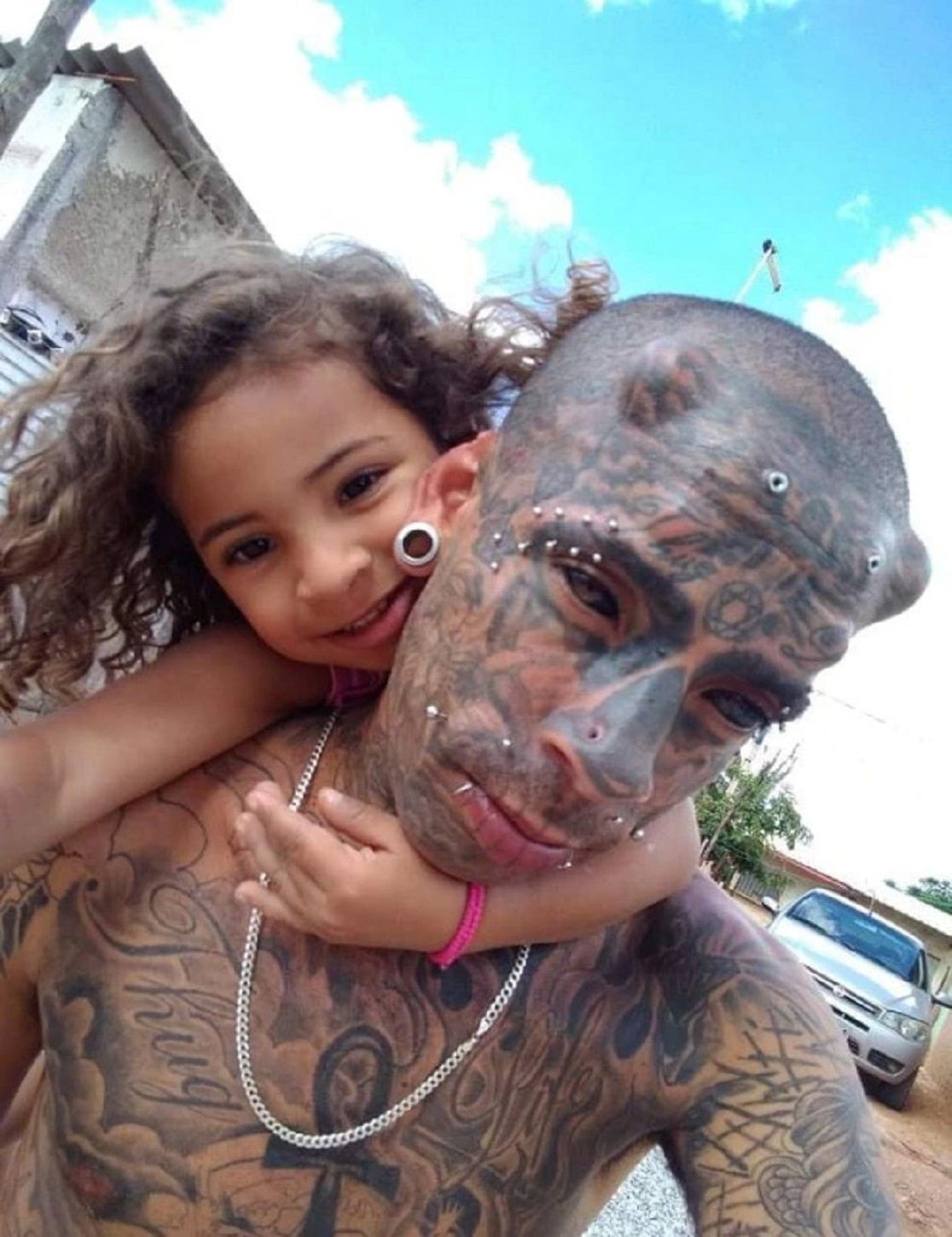 Ayah dua anak itu sekarang ingin membuat '100 persen' tubuhnya tertutup tato./ 