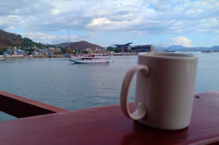 Ilustrasi minum kopi. 