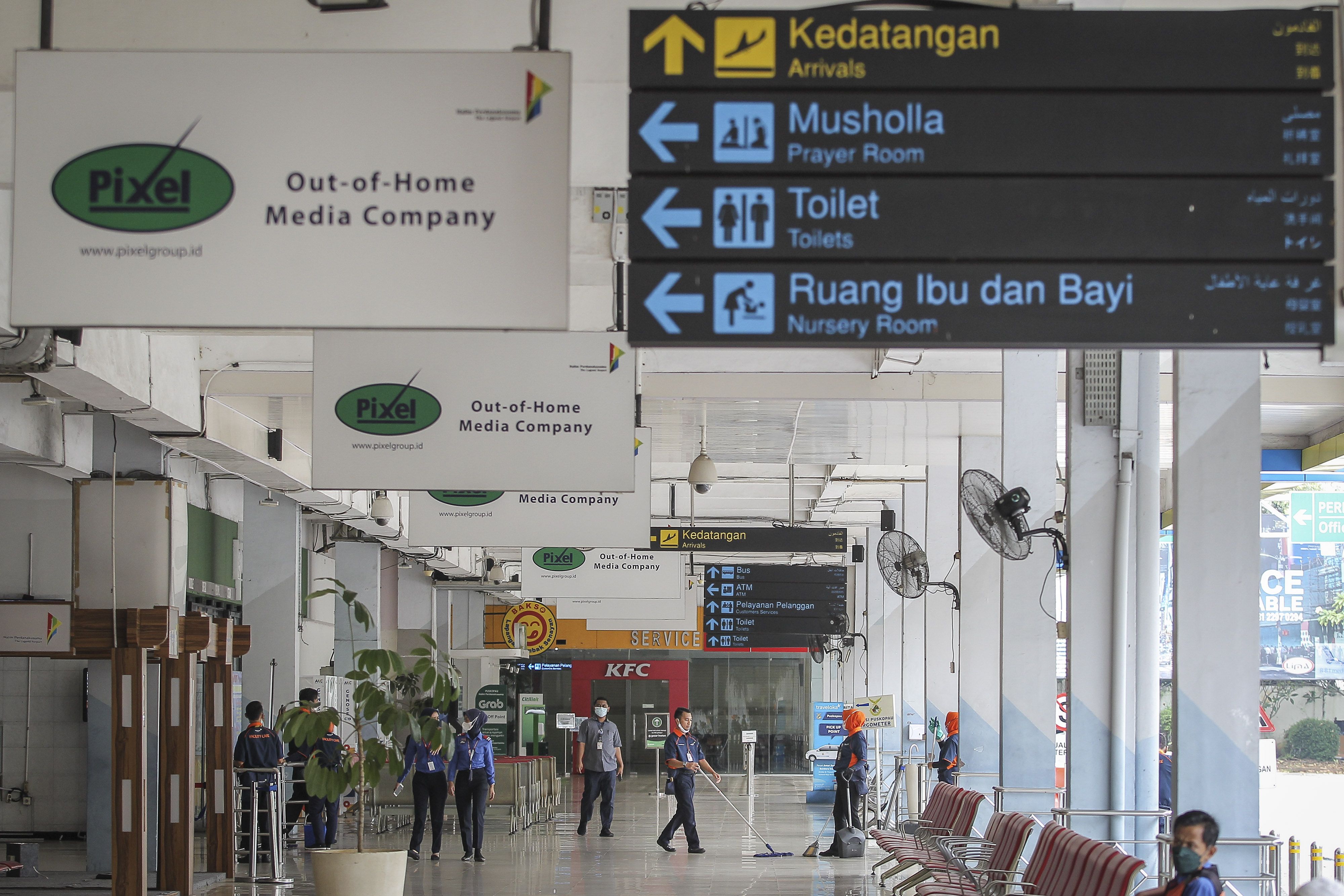 Petugas membersihkan lantai Bandara Halim Perdanakusuma di Jakarta, Rabu (26/1/2022). Kementerian Perhubungan menutup sementara Bandara Halim Perdanakusuma mulai hari ini selama 3,5 bulan dalam rangka revitalisasi sesuai Perpres nomor 9 tahun 2022 guna meningkatkan aspek keselamatan, keamanan dan kenyamanan penerbangan. ANTARA FOTO/Dhemas Reviyanto/aww.
