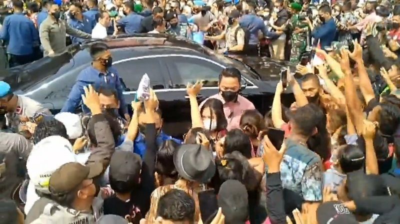 VIRAL Jokowi Kembali Timbulkan Kerumunan Warga di Tengah Ganasnya Varian Omicron
