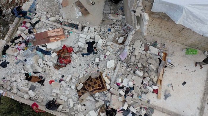 Reruntuhan bangunan beton akibat ledakan bom bunuh diri pemimpin ISIS Abu Ibrahim al-Hashemi al-Quraishi