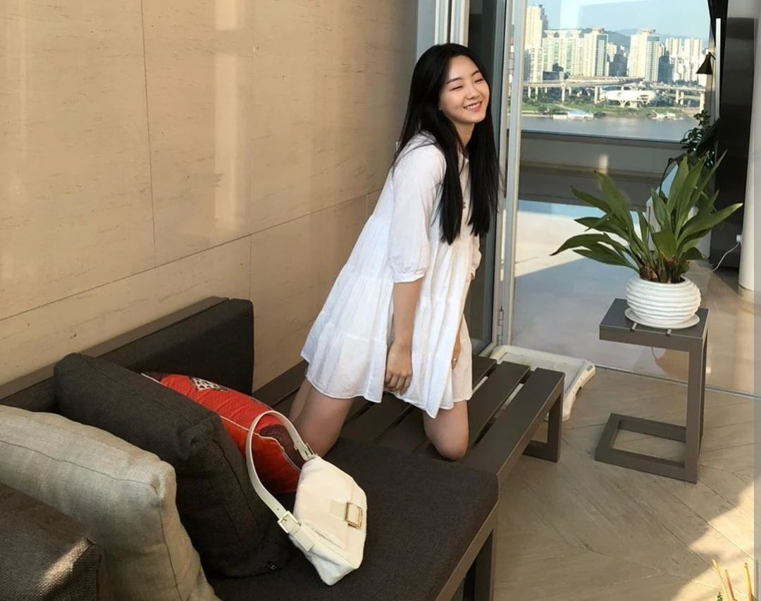 Cho Yi Hyun berfoto di mansion mewah.