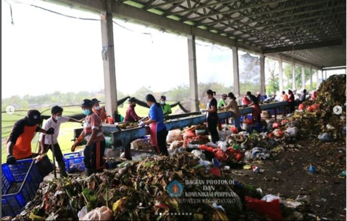 Bupati Klungkung I Nyoman Suwirta Kunjungi TOSS Center Gema Santi, Tinjau Proses Pengolahan Sampah