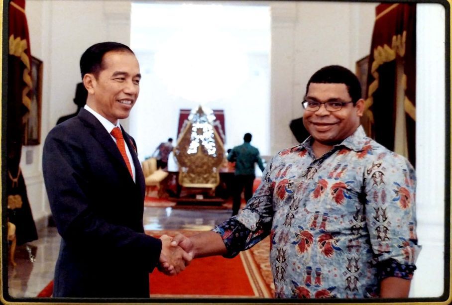 Septinus George Saa, Tokoh Muda Papua, saat berjabat tangan bersama Presiden Jokowi, dalam sebuah kesempatan. 
