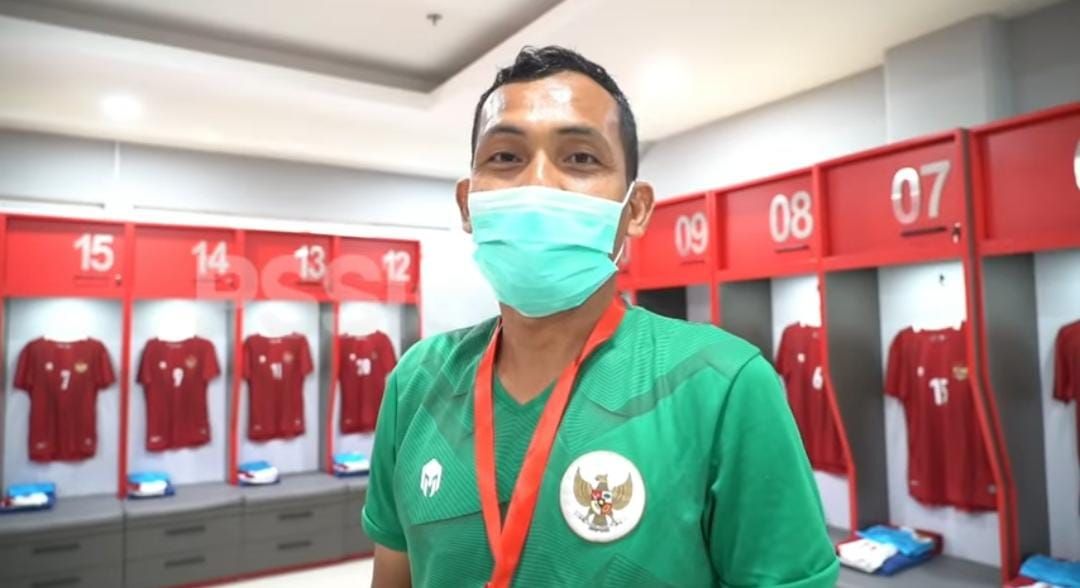Salah seorang Kitman di Timnas Indonesia
