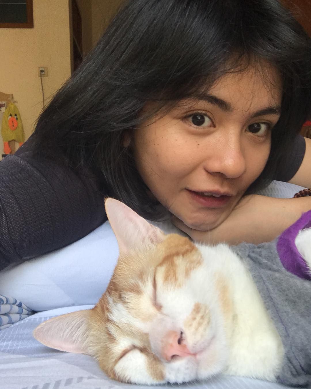 Potret Khalisa Azilia Rahma dengan Kucing Tercinta