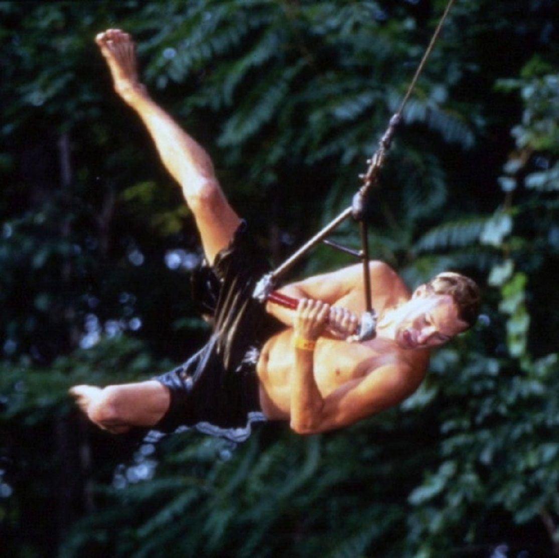 Seorang pria meninggal setelah menggunakan Ayunan Tarzan taman yang melontarkan pengguna ke dalam air yang sangat dingin sehingga dapat menyebabkan syok./ 