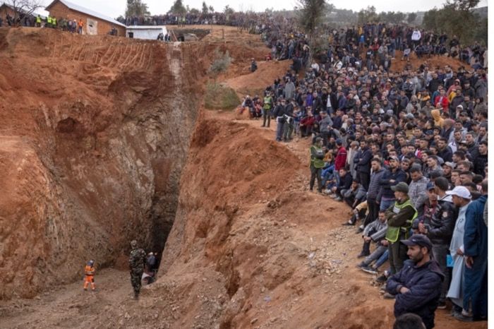 Kronologi Kejadian Jatuhnya Rayan Oram Asal Maroko ke Dalam Sumur 32 Meter. Ket: orang-orang melihat TKP jatuhnya Rayan Oram