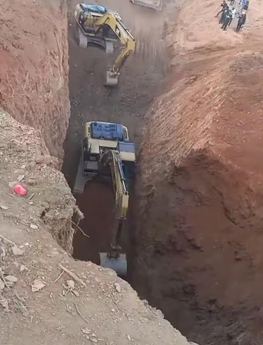 Proses evakuasi Rayan oleh tim penyelamat dengan membuat lubang baru di samping sumur