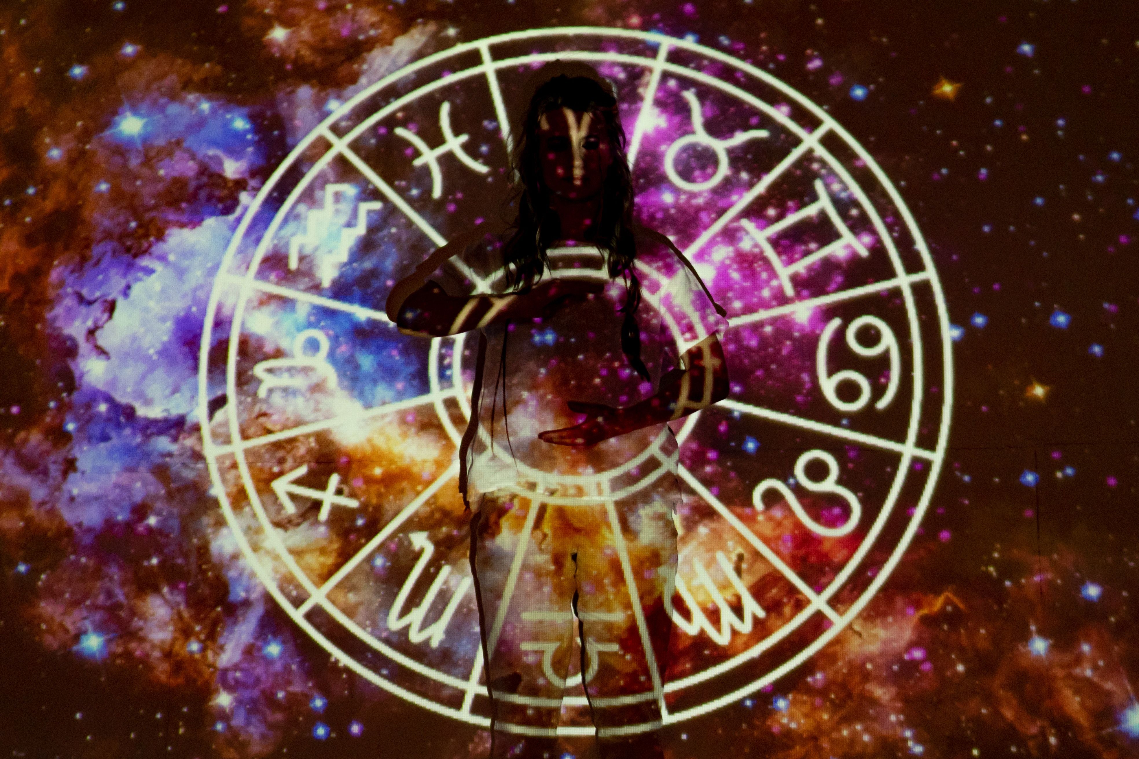 Ramalan horoskop hari ini Sabtu 14 Mei 2022 untuk zodiak Aries, Taurus, Gemini, dan Cancer.