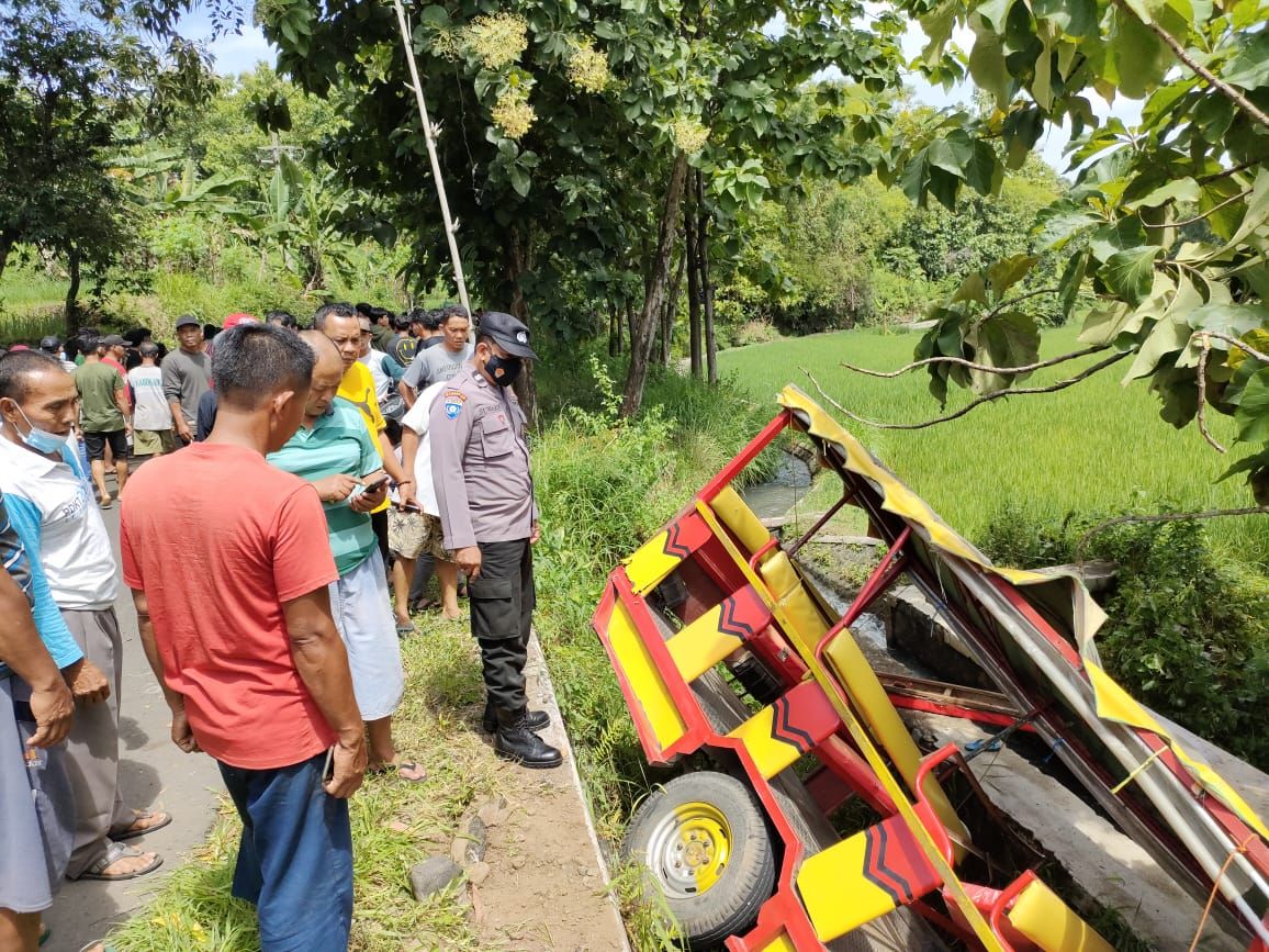 Kereta kelinci terperosok ke dalam parit di Madiun Jawa Timur. 2 penumpang meninggal dunia